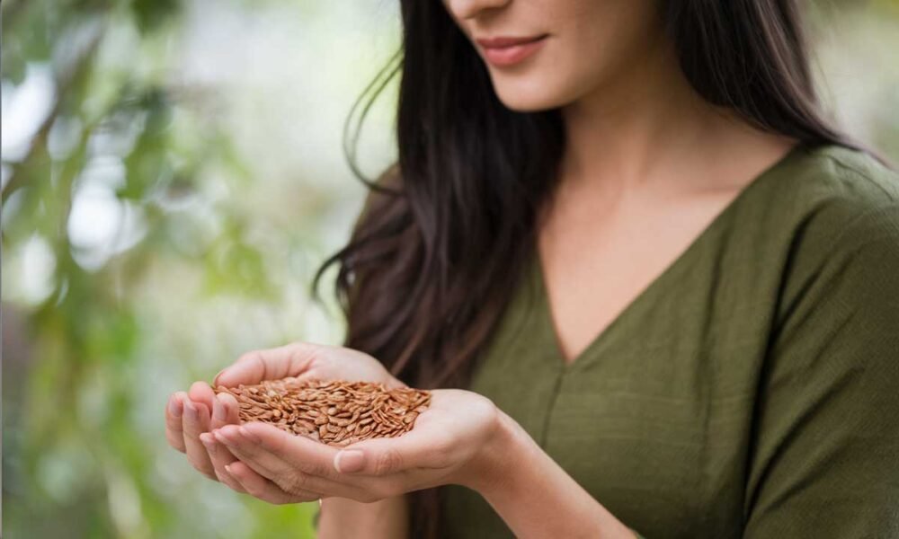 7 Reasons Why Women Should Have a Spoon of Flaxseed Powder Daily